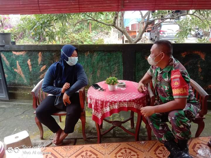 Babinsa Sertu Darsidi Menekankan Kepada Masyarakat Khususnya Ibu-Ibu PKK, Jumat (06/05/2022), (Foto: V24/Madli)
