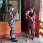 Tenaga Kesehatan Pos Berjongkong Mendatangi Rumah Ibu Sri Wahyuningsih (37Th), Jumat (06/05/2022), (Foto: V24/AL)