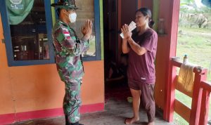 Tenaga Kesehatan Pos Berjongkong Mendatangi Rumah Ibu Sri Wahyuningsih (37Th), Jumat (06/05/2022), (Foto: V24/AL)