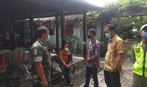 Babinsa Berkoordinasi dengan Staf Kelurahan dan Pokmas Dalam Kegiatan Suting Indosiar, Jumat (06/05/2022), (Foto: V24/AL)