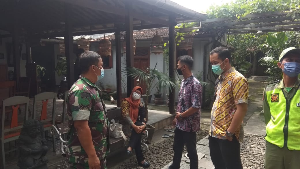 Babinsa Berkoordinasi dengan Staf Kelurahan dan Pokmas Dalam Kegiatan Suting Indosiar, Jumat (06/05/2022), (Foto: V24/AL)