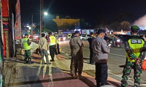Petugas Gabungan Menyasar ke Sejumlah Tempat Keramaian Seperti Pusat Perbelanjaan, Kamis (005/05/2022), (Foto: V24/Madli)