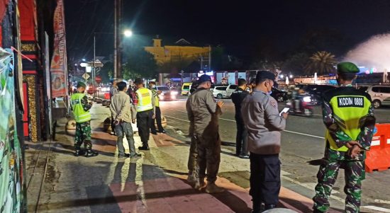 Petugas Gabungan Menyasar ke Sejumlah Tempat Keramaian Seperti Pusat Perbelanjaan, Kamis (005/05/2022), (Foto: V24/Madli)