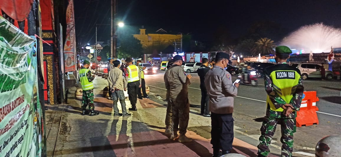 Petugas Gabungan Menyasar ke Sejumlah Tempat Keramaian Seperti Pusat Perbelanjaan, Kamis (005/05/2022), (Foto: V24/Madli)