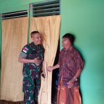 Mbah Mo (61 Th) Mengaku Senang dengan Kunjungan Anggota Satgas Yonif 123/RW , Kamis (05/05/2022), (Foto: V24/AL)