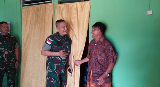 Mbah Mo (61 Th) Mengaku Senang dengan Kunjungan Anggota Satgas Yonif 123/RW , Kamis (05/05/2022), (Foto: V24/AL)