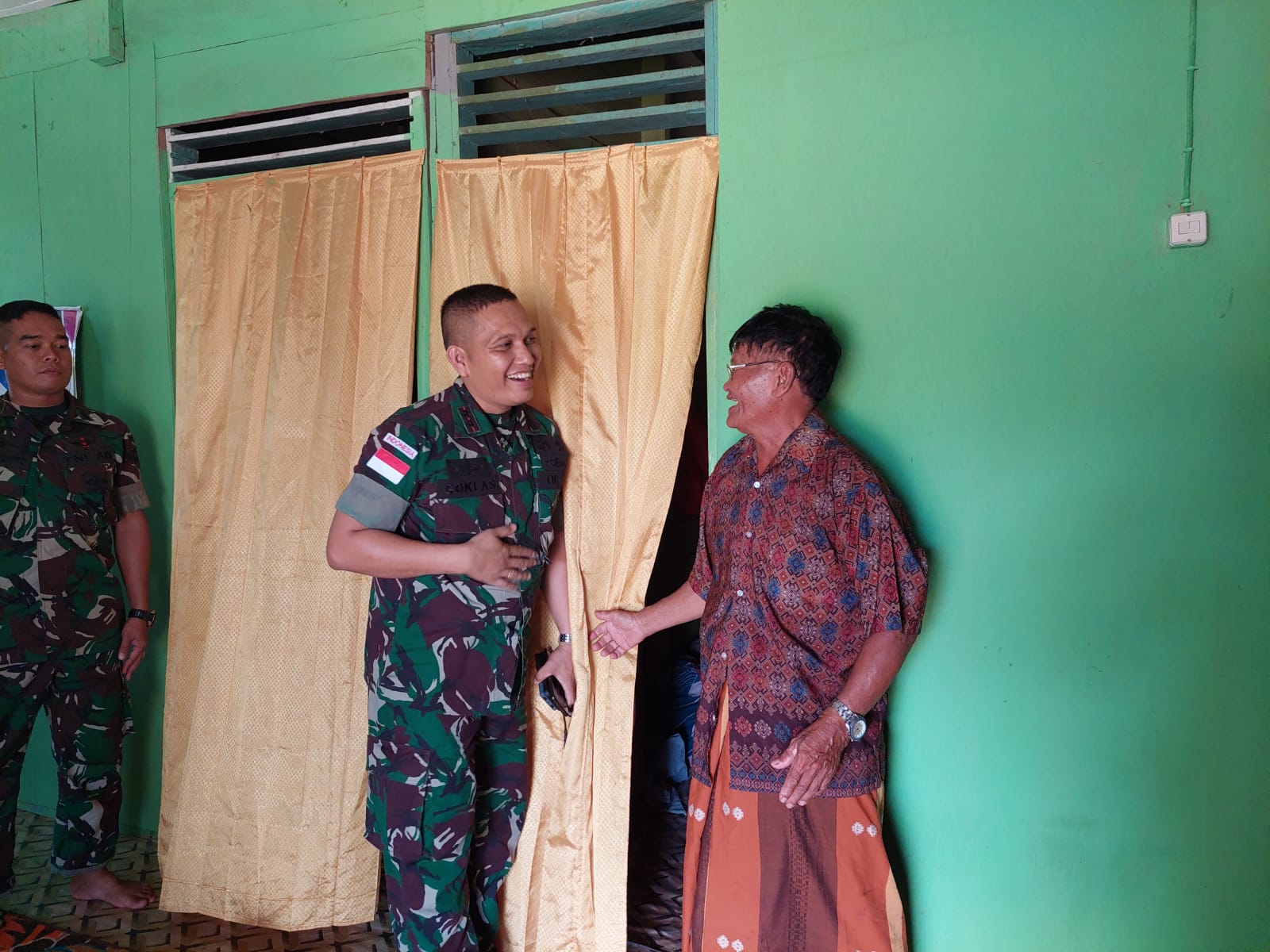 Mbah Mo (61 Th) Mengaku Senang dengan Kunjungan Anggota Satgas Yonif 123/RW , Kamis (05/05/2022), (Foto: V24/AL)