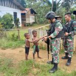 Yonif 126/KC Membagikan Makanan Berupa Biskuit Kepada Anak-Anak, Sabtu (07/05/2022), (Foto: V24/AL)