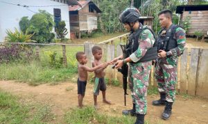 Yonif 126/KC Membagikan Makanan Berupa Biskuit Kepada Anak-Anak, Sabtu (07/05/2022), (Foto: V24/AL)