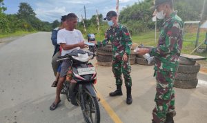 Babinsa Membagikan Masker Kepada Warga yang Melintas di Depan Dalduk Pos Koki Balai , Sabtu (07/05/2022), (V24/AL)