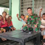 Keakraban TNI dengan Anak-Anak Papua Terlihat di Pos TNI Arso Tami di Desa Tami, Sabtu (07/05/2022), (V24/AL)
