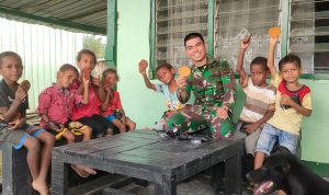 Keakraban TNI dengan Anak-Anak Papua Terlihat di Pos TNI Arso Tami di Desa Tami, Sabtu (07/05/2022), (V24/AL)