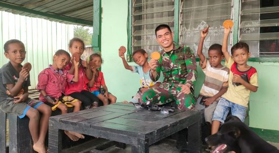 Keakraban TNI dengan Anak-Anak Papua Terlihat di Pos TNI Arso Tami di Desa Tami, Sabtu (07/05/2022), (V24/AL)