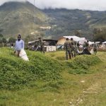 Prajurit Satgas Yonif MR 412 Kostrad menggelar kerja bakti bersama warga , Minggu (08/05/2022), (Foto: V24/AL)