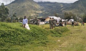 Prajurit Satgas Yonif MR 412 Kostrad menggelar kerja bakti bersama warga , Minggu (08/05/2022), (Foto: V24/AL)