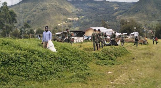 Prajurit Satgas Yonif MR 412 Kostrad menggelar kerja bakti bersama warga , Minggu (08/05/2022), (Foto: V24/AL)