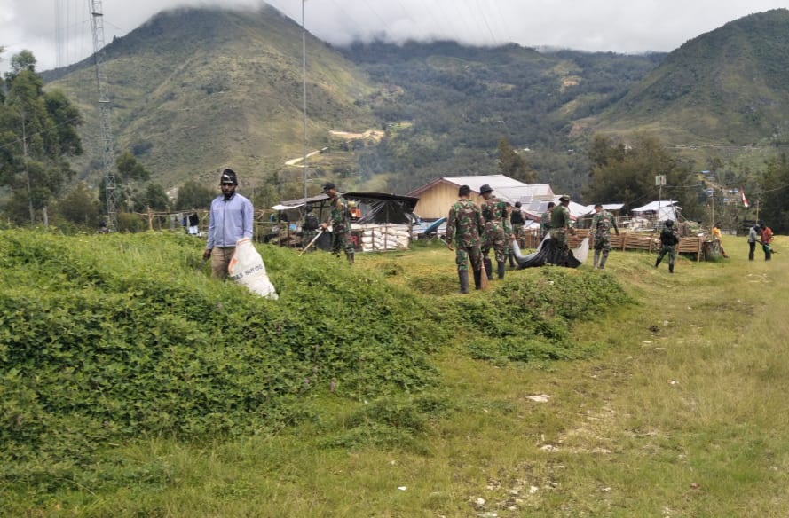 Prajurit Satgas Yonif MR 412 Kostrad menggelar kerja bakti bersama warga , Minggu (08/05/2022), (Foto: V24/AL)