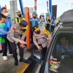 Sat Lantas Polres Tebingtinggi Melakukan Rekayasa Arus Lalulintas di Pintu Tol Tebingtinggi, Minggu (08/05/2022), (Foto: V24/AL)