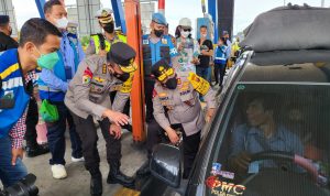 Sat Lantas Polres Tebingtinggi Melakukan Rekayasa Arus Lalulintas di Pintu Tol Tebingtinggi, Minggu (08/05/2022), (Foto: V24/AL)