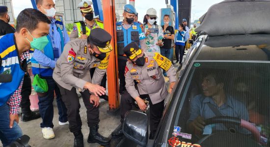 Sat Lantas Polres Tebingtinggi Melakukan Rekayasa Arus Lalulintas di Pintu Tol Tebingtinggi, Minggu (08/05/2022), (Foto: V24/AL)
