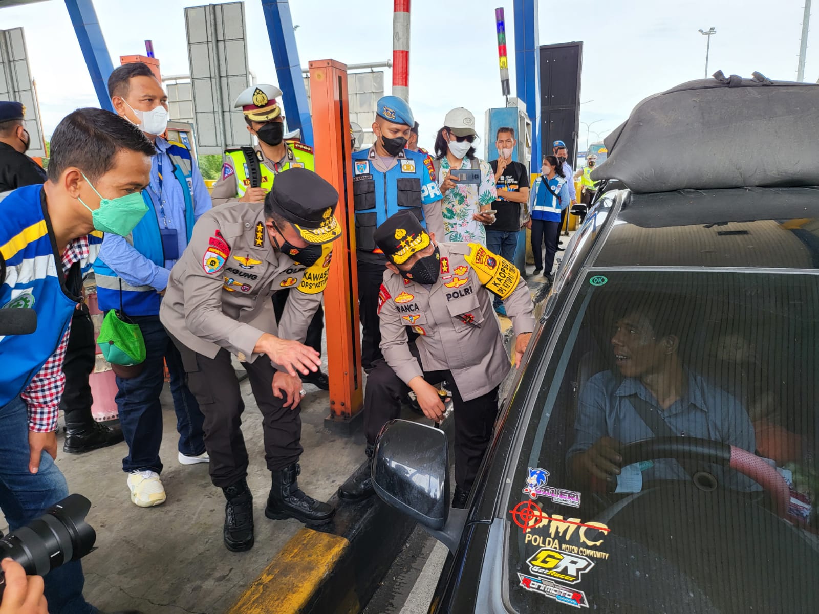 Sat Lantas Polres Tebingtinggi Melakukan Rekayasa Arus Lalulintas di Pintu Tol Tebingtinggi, Minggu (08/05/2022), (Foto: V24/AL)
