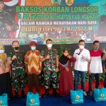 Sebanyak 200 Paket Bansos yang Berisi Berbagai Bahan Sembako Diberikan Kepada Warga, Minggu (08/05/2022), (Foto: V24/AL)