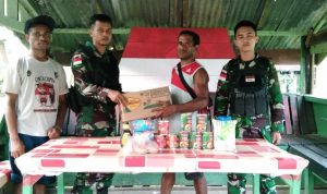 Bapak Mickel (48 th) keluarga yang berduka yang menerima bantuan, Senin (09/05/2022), (Foto: V24/AL)