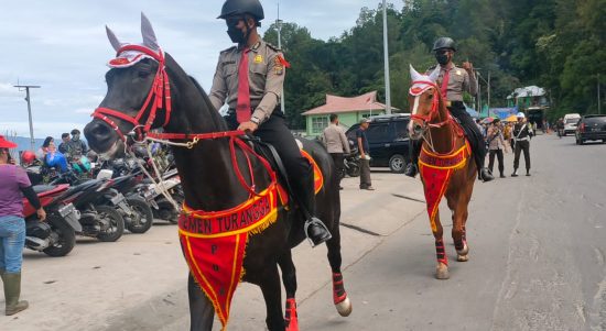 kuda jenis Grenoble dan Fruste dipandu enam personel Unit Satwa Turangga, Minggu (08/05/2022), (Foto: V24/AL)