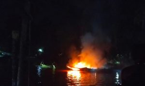 Spead Boat jenis Ertana 500 PK dan Spead Arsila Expres 200 PK Terbakar, Sabtu (07/05/2022), (Foto: V24/Dedi)
