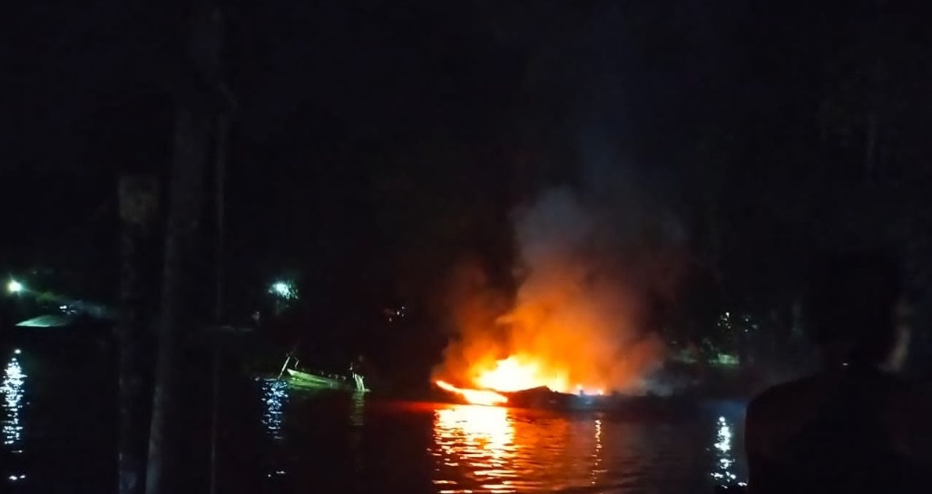 Spead Boat jenis Ertana 500 PK dan Spead Arsila Expres 200 PK Terbakar, Sabtu (07/05/2022), (Foto: V24/Dedi)