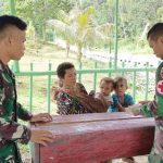 warga perbatasan Monica Dambo (41) mengucapkan rasa syukurnya atas pengobatan gratis, Senin (09/05/2022), (Foto: V24/AL)