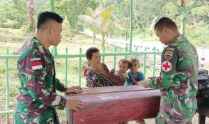 warga perbatasan Monica Dambo (41) mengucapkan rasa syukurnya atas pengobatan gratis, Senin (09/05/2022), (Foto: V24/AL)