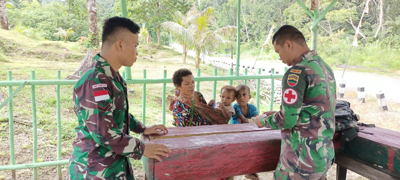 warga perbatasan Monica Dambo (41) mengucapkan rasa syukurnya atas pengobatan gratis, Senin (09/05/2022), (Foto: V24/AL)