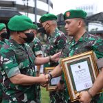 Dudung Abdurachman Memberikan Penghargaan Kepada 47 Personel Gabungan TNI, Sabtu (09/05/2022), (Foto: V24/AL)