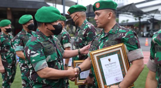 Dudung Abdurachman Memberikan Penghargaan Kepada 47 Personel Gabungan TNI, Sabtu (09/05/2022), (Foto: V24/AL)