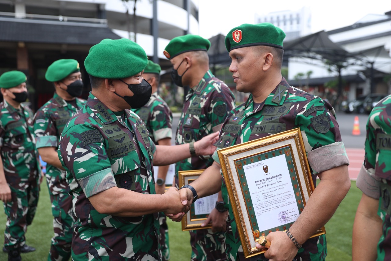 Dudung Abdurachman Memberikan Penghargaan Kepada 47 Personel Gabungan TNI, Sabtu (09/05/2022), (Foto: V24/AL)