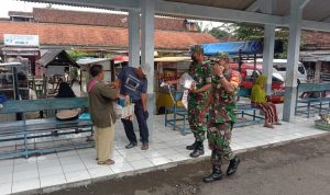 Pembagian Masker Dilakukan di Terminal Karanggede Dukuh Kebonan Desa Kebonan, Senin (09/05/2022), (Foto: V24/Rudi)