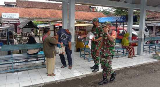 Pembagian Masker Dilakukan di Terminal Karanggede Dukuh Kebonan Desa Kebonan, Senin (09/05/2022), (Foto: V24/Rudi)