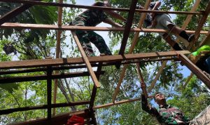 Satgas Membantu Perehaban Rumah Bapak Marji dengan Mengirim 2 Orang Anggota, Senin (09/05/2022), (Foto: V24/AL)