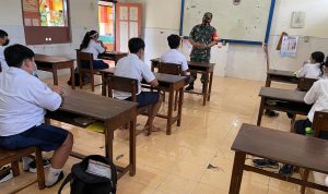 Serda Catur memberikan himbauan kepada para Murid SMP Kanesius, Senin (09/05/2022), (Foto: V24/AL)