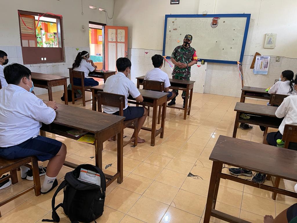 Serda Catur memberikan himbauan kepada para Murid SMP Kanesius, Senin (09/05/2022), (Foto: V24/AL)