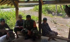 Bapak Agus sang pemilik usaha pandai besi, Selasa (10/05/2022), (Foto: V24/Rudi)