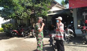 pembagian masker tersebut merupakan bentuk kepedulian Koramil , Selasa (10/05/2022), (Foto: V24/Madli)