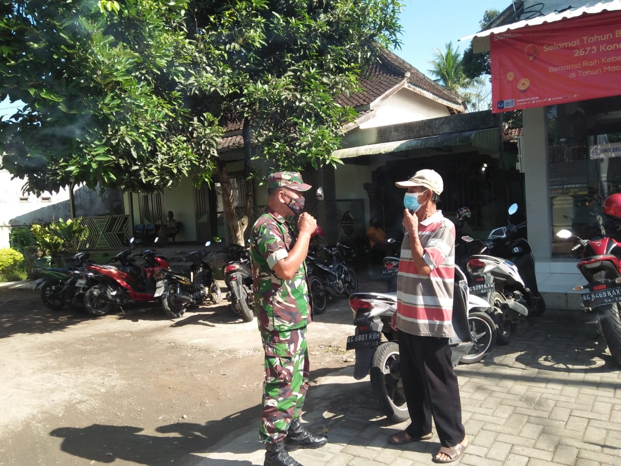 pembagian masker tersebut merupakan bentuk kepedulian Koramil , Selasa (10/05/2022), (Foto: V24/Madli)