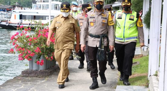 Irwasum Polri beserta Kapolda Sumut dan rombongan mengunjungi Kawasan Parawisata, Senin (09/05/2022), (Foto: V24/AL)