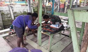 Yonif 126/KC Pos Waris Memberikan Pengobatan Gratis untuk Kampung Banda, Selasa (10/05/2022), (Foto: V24/AL)