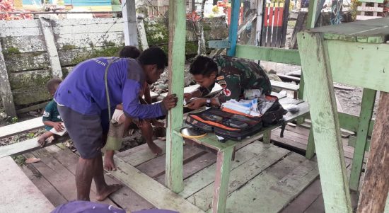 Yonif 126/KC Pos Waris Memberikan Pengobatan Gratis untuk Kampung Banda, Selasa (10/05/2022), (Foto: V24/AL)