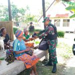 Pos Batom memberikan bantuan beras kepada warga Kampung Batom II, Rabu (11/05/2022), (Foto: V24/AL)