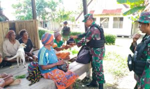 Pos Batom memberikan bantuan beras kepada warga Kampung Batom II, Rabu (11/05/2022), (Foto: V24/AL)