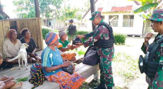 Pos Batom memberikan bantuan beras kepada warga Kampung Batom II, Rabu (11/05/2022), (Foto: V24/AL)